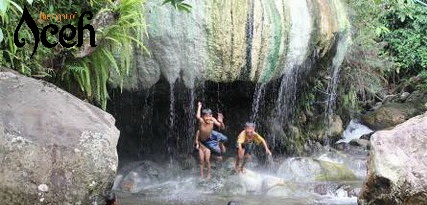 Wisatawan bermain air di kolam yang berada di Kampung Wisata Putri Betung. dok. Ist