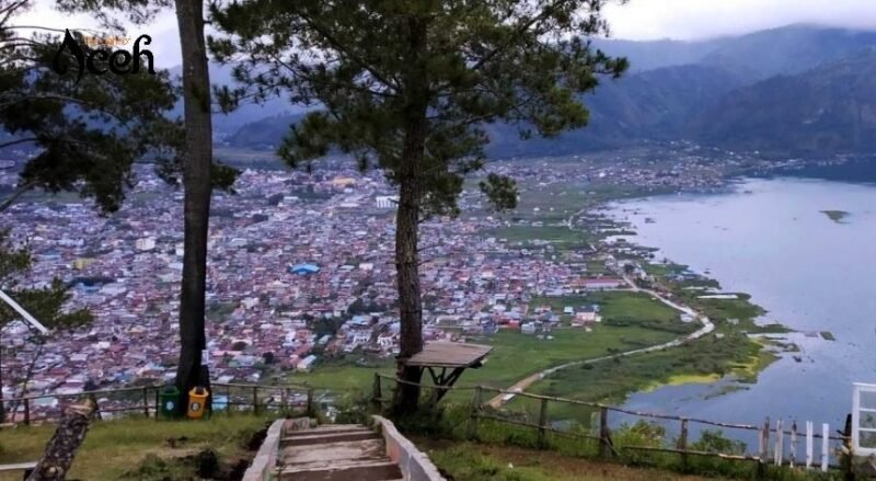 Melihat Kota Takengon dari atas puncak Bur Gayo. dok. Ist