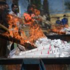 Petugas Bea Cukai bersama instansi terkait lainnya melakukan pemusnahan dengan membakar rokok impor ilegal hasil penindakan operasi gabungan, Banda Aceh, Aceh, Rabu (3/7/2024). (Foto : NOA.co.id/Foto : NOA.co.id /Farid Ismullah).