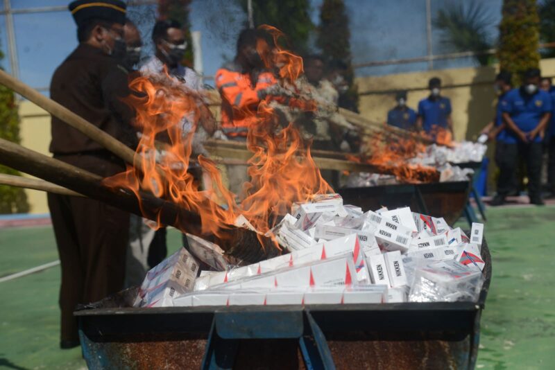 Petugas Bea Cukai bersama instansi terkait lainnya melakukan pemusnahan dengan membakar rokok impor ilegal hasil penindakan operasi gabungan, Banda Aceh, Aceh, Rabu (3/7/2024). (Foto : NOA.co.id/Foto : NOA.co.id /Farid Ismullah).