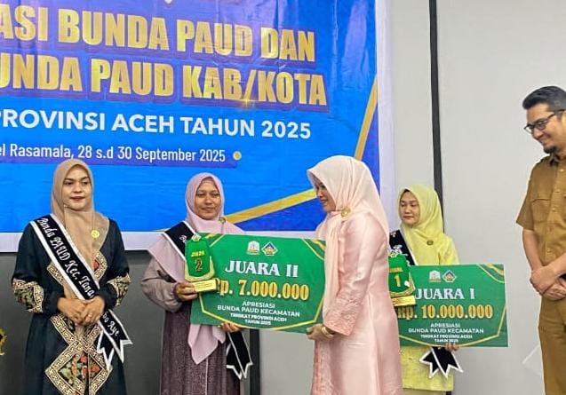 TERIMA PENGHARGAAN: Ny. Raudhatul Jannah, menerima pengharaan sebagai Juara II Kategori Bunda PAUD dalam Apresiasi Bunda PAUD Tingkat Provinsi Aceh di Banda Aceh, Selasa (30/9/2024). (Foto.IST)
