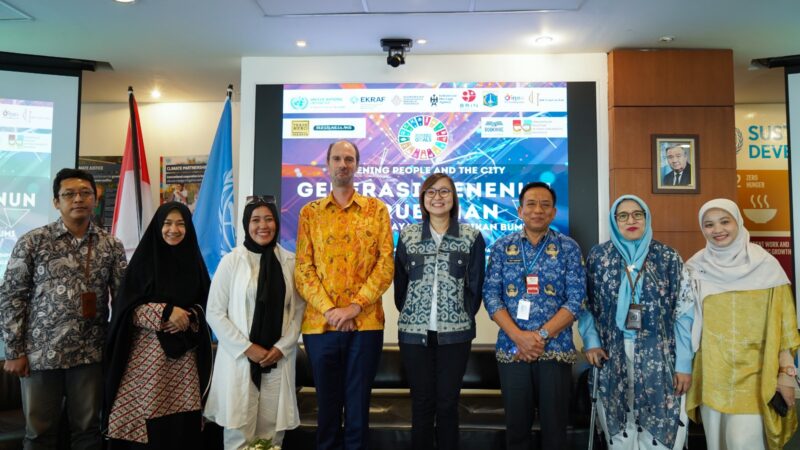 Direktur UNIC Jakarta Miklos Gaspar (Keempat Kiri) bersama Wakil Menteri Ekonomi Kreatif Irene Wardani (Keempat Kanan) dan Direktur Indonesia Hidden Heritage Nofa Lestari berfoto Bersama membuka acara 