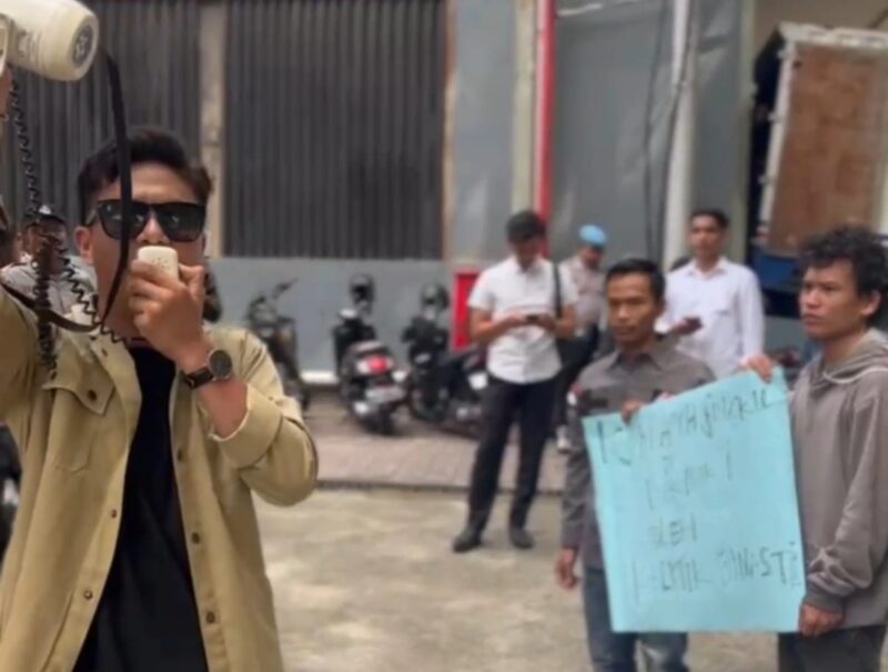 Ketua Forum Mahasiswa Aceh Singkil (Formas), Ahmad Fadil Lauser (Pertama Kiri) bersama Himpunan Mahasiswa dan Pelajar Aceh Singkil (Himapas.  Foto: Dok.Pribadi.