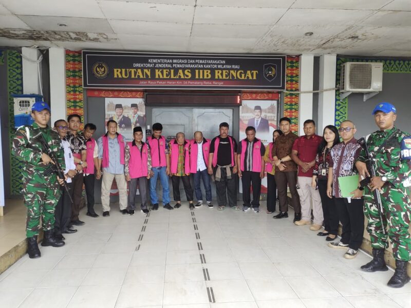 Penahanan Sembilan orang Tersangka dalam Perkara Dugaan Tindak Pidana Korupsi Pengelolaan Keuangan Daerah di Rutan Kelas II B Rengat, Indragiri Hulu, Rabu (1/10/2025). (Foto : NOA.co.id/HO-Kejari Indragiri Hulu).