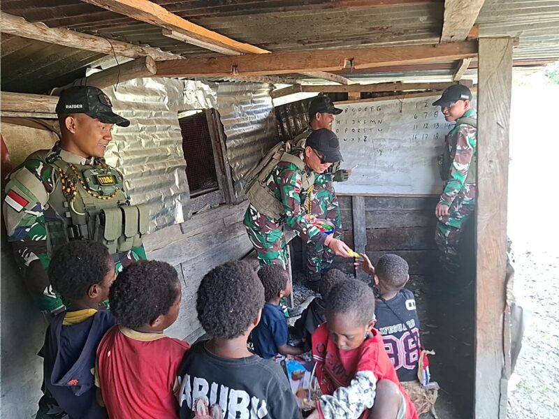 Laksanakan Kegiatan Belajar Mengajar, Prajurit Satgas Yonif 112/DJ Menjadi Tenaga Pendidik Bagi Anak Papua. Foto: Dok. Pendam IM