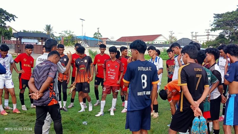 Pemain Persimura saat mendengar aba-aba dari pelatih saat seleksi di lapangan Beureuneun Kecamatan Mutiara Timur, Kamis (2/10/2025) (Foto.Amir Sagita.NOA.co.id)