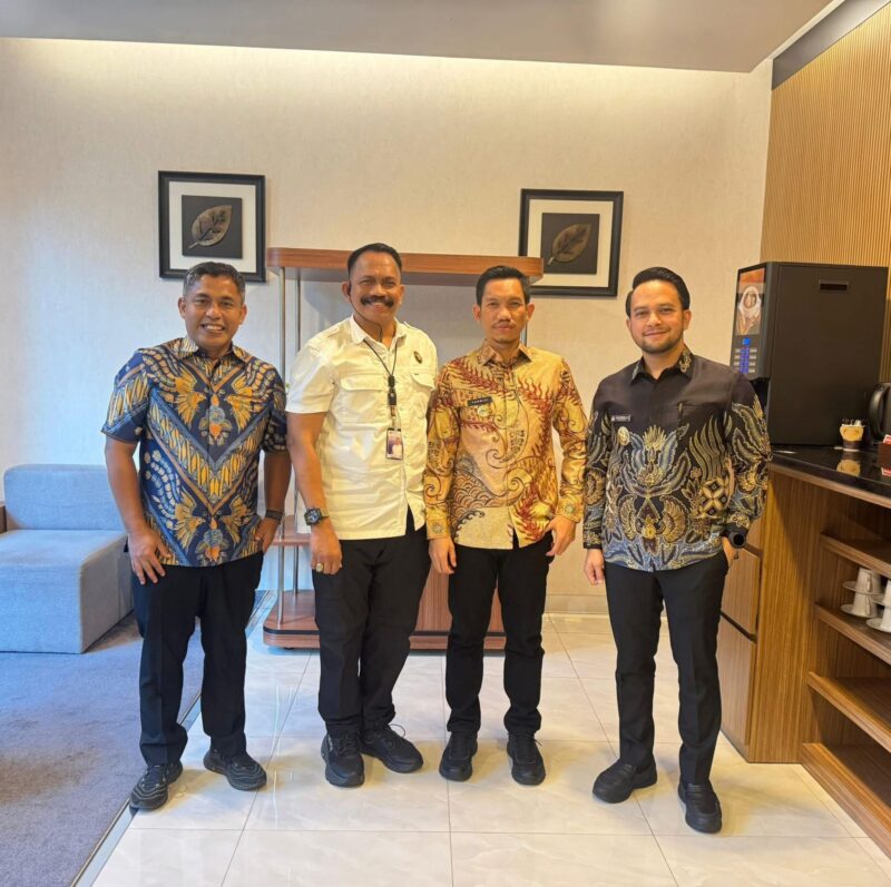 Bupati Aceh Barat, Tarmizi, SP, MM bersama Wakil Bupati Said Fadheil dan Kepala Dinas PUPR Aceh Barat, Dr. Kurdi, ST, MT, saat melakukan pertemuan penting dengan Menteri Pekerjaan Umum (PU) Dody Hanggodo, Sabtu (4/10/2025). Foto: Dok. Diskominsa Aceh Barat