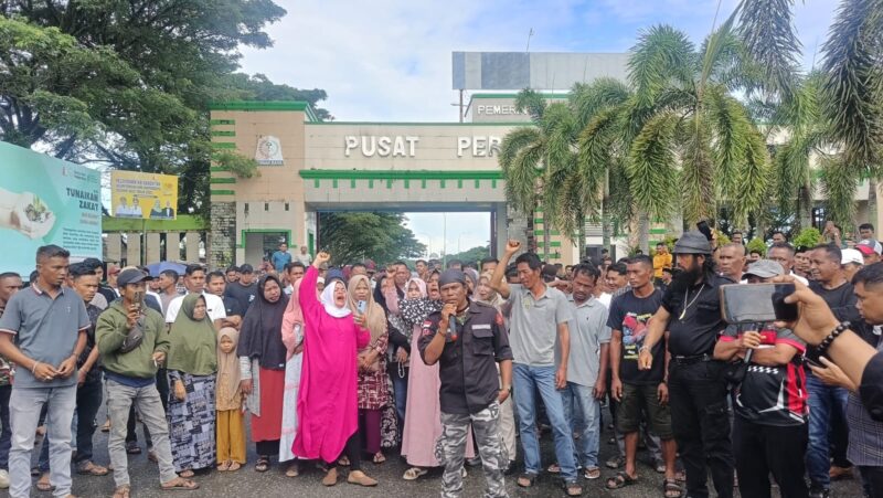 Ribuan Masyarakat Nagan Raya minta Tak Hentikan Tambang Rakyat: Kami bekerja di Tanah Sendiri. Foto: Dok. Hendria Irawan/NOA.co.id