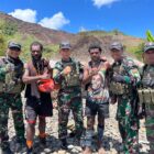 Peduli dan Berbagi, Satgas TNI Bagikan Sembako Kepada Warga Puncak Jaya, Papua Tengah. Foto: Dok. Humas Pendam IM