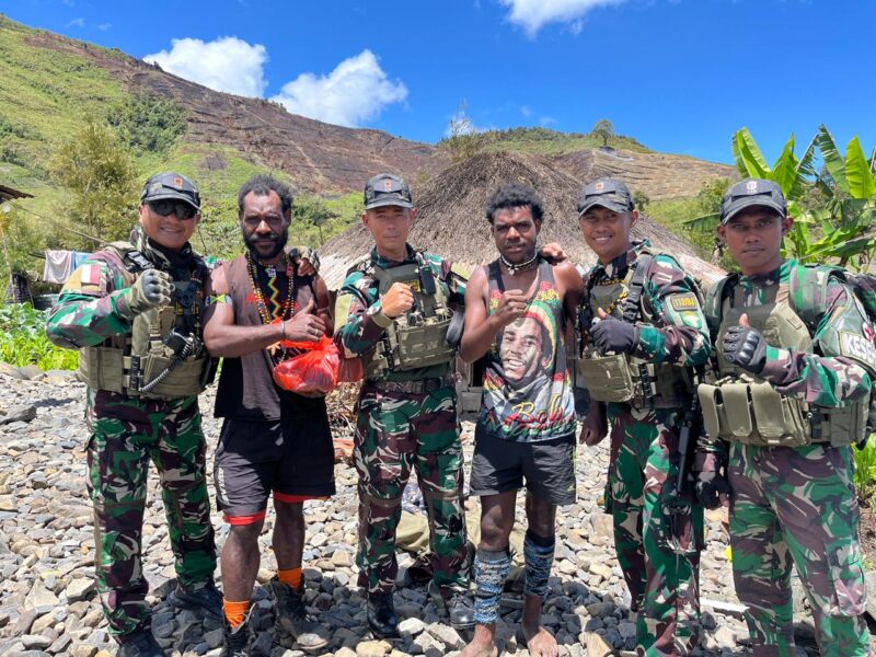 Peduli dan Berbagi, Satgas TNI Bagikan Sembako Kepada Warga Puncak Jaya, Papua Tengah. Foto: Dok. Humas Pendam IM