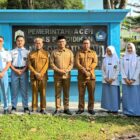 Kacabdisdik Wilayah Kota Subulussalam, Antoni Berampu didampingi Kepala SMAN Unggul Subukussalam, Syahri Ramadhan Pohan bersama guru pembimbing foto bersama dengan enam orang siswa yang mewakili Aceh di ajang FIKSI tingkat nasional. Foto: Dok. Disdik Aceh
