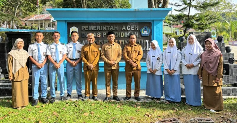Kacabdisdik Wilayah Kota Subulussalam, Antoni Berampu didampingi Kepala SMAN Unggul Subukussalam, Syahri Ramadhan Pohan bersama guru pembimbing foto bersama dengan enam orang siswa yang mewakili Aceh di ajang FIKSI tingkat nasional. Foto: Dok. Disdik Aceh