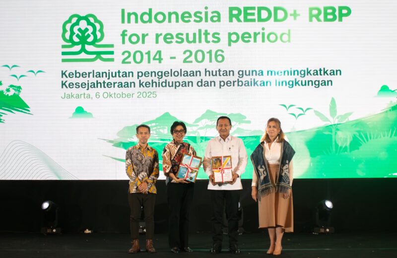 Dari kiri ke kanan, Direktur Utama Dr. Joko Tri Haryanto, Sekretaris Utama Kementerian Lingkungan Hidup Rosa Vivien, Wakil Menteri Kehutanan Rohmat Marzuki, Kepala Perwakilan UNDP Indonesia Sara Ferrer Olivella. (Foto: NOA.co.id/HO-UNDP/Bambang).