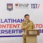Sekjen Kemendagri Tomsi Tohir saat menutup kegiatan Pelatihan Content Creator Bersertifikasi BNSP di Aula Kecapi AB, Sofyan Hotel Soepomo, Jakarta, Senin (6/10/2025). (NOA.co.id/HO-Puspen Kemendagri).