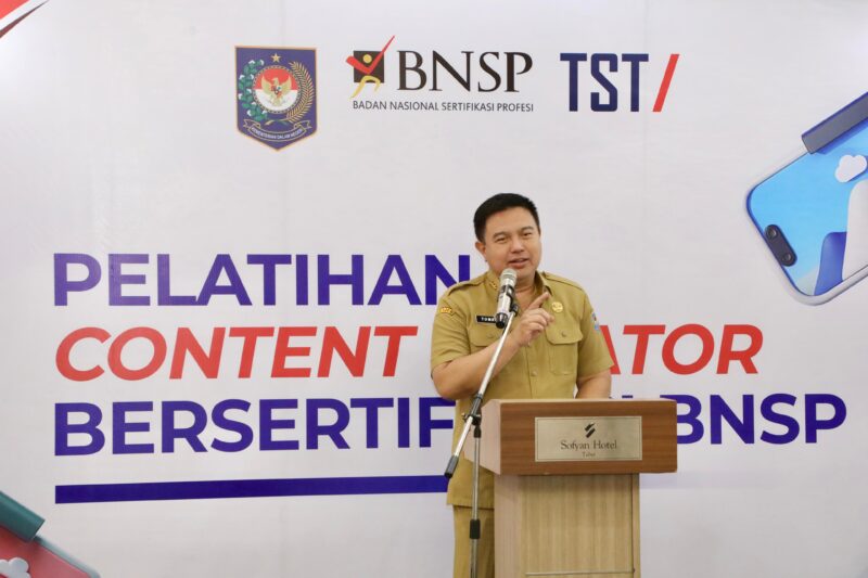 Sekjen Kemendagri Tomsi Tohir saat menutup kegiatan Pelatihan Content Creator Bersertifikasi BNSP di Aula Kecapi AB, Sofyan Hotel Soepomo, Jakarta, Senin (6/10/2025). (NOA.co.id/HO-Puspen Kemendagri).