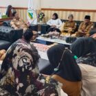 Honorer R3 pertanyakan nasib puluhan tahun bakti dalam pertemuannya dengan Bupati, Aceh Singkil, Pulo Sarok, Senin (6/10/2025). (Foto : Farid Ismullah/NOA.co.id).