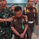 BA (Tengah) mengklaim sebagai utusan dari Jaksa Agung Muda Intelijen ditangkap tim intelijen Kejaksaan Negeri Ogan Komering Ilir, Senin (6/10/2025). (Foto : NOA.co.id/HO-Kejari Negeri Ogan Komering).