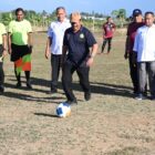 Wakil Bupati Aceh Besar Drs H Syukri A Jalil menendang bola perdana tanda dimulainya Turnamen Sepakbola Eksekutif Usia 43 di Lapangan Sepak Bola Matador FC, Kecamatan Krueng Barona Jaya, Aceh Besar, Rabu (08/10/2025). Foto: Dok. MC Aceh Besar