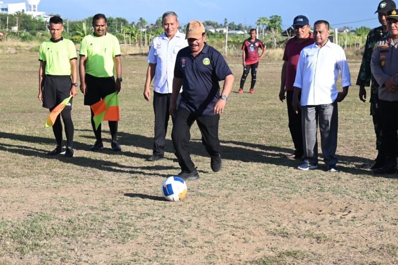 Wakil Bupati Aceh Besar Drs H Syukri A Jalil menendang bola perdana tanda dimulainya Turnamen Sepakbola Eksekutif Usia 43 di Lapangan Sepak Bola Matador FC, Kecamatan Krueng Barona Jaya, Aceh Besar, Rabu (08/10/2025). Foto: Dok. MC Aceh Besar