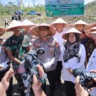 Wakil Bupati Aceh Besar Drs Syukri A Jalil mendampingi Kapolda Aceh Irjen Pol. Drs. Marzuki Ali Basyah, M.M pada penanaman jagung secara serentak di Desa Suka Damai, Saree, Kecamatan Lembah Seulawah, Rabu (08/10/2025). Foto: Dok. MC Aceh Besar