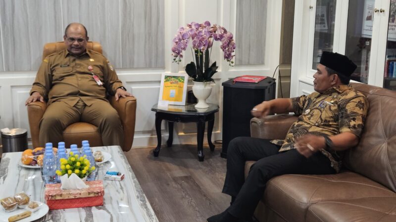 Bupati Aceh Besar Syech Muharram berdiskusi dengan Direktur Jenderal Bina Administrasi Wilayah Kementerian Dalam Negeri, Dr Safrizal MSi, di gedung Kemendagri, Jakarta, Selasa (7/10/2025). Foto: Dok. Pemkab Aceh Besar