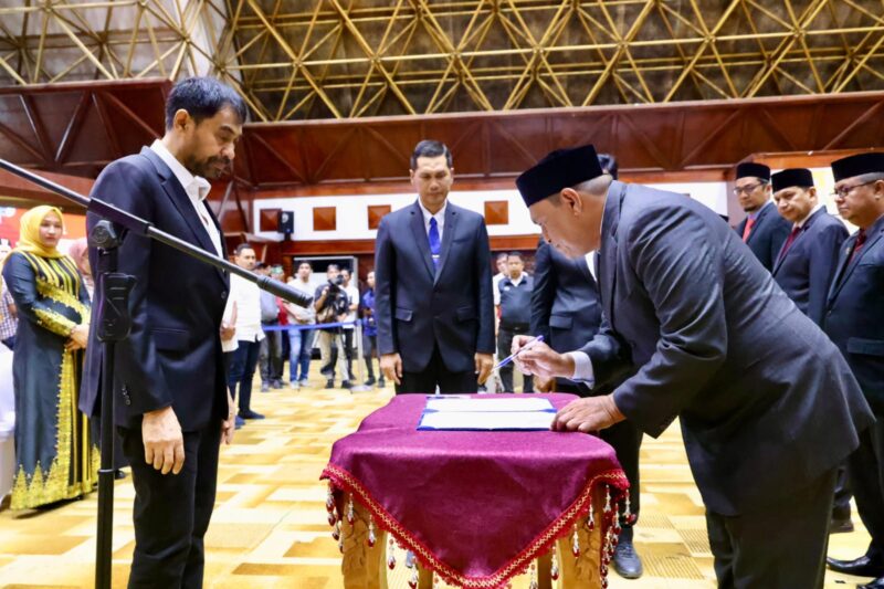 Gubernur Aceh, Muzakir Manaf, memimpin Pengambilan Sumpah dan Pelantikan Pejabat Pimpinan Tinggi Pratama, Pejabat Administrator, serta Pejabat Pengawas di lingkungan Pemerintah Aceh, sekaligus melantik Deputi BPKS, di Anjong Mon Mata, Banda Aceh, Jumat (10/10/2025). Foto: Dok. Biro Prokopim Setda Aceh