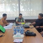 Bupati Aceh Besar H Muharram Idris audiensi dengan Direktur Jaminan Sosial Kementerian Sosial RI dalam rangka klarifikasi atas lokasi rencana Pembangunan Sekolah Rakyat di Aceh Besar didampingi Asisten II Sekdakab Aceh Besar HM Ali S.Sos M.Si dan Plt Kadis Sosial Aceh Besar Aulia Rahman S.STP, M.Si yang berlangsung di Jakarta, Kamis (09/10/2025). Foto: Dok. Pemkab Aceh Besar
