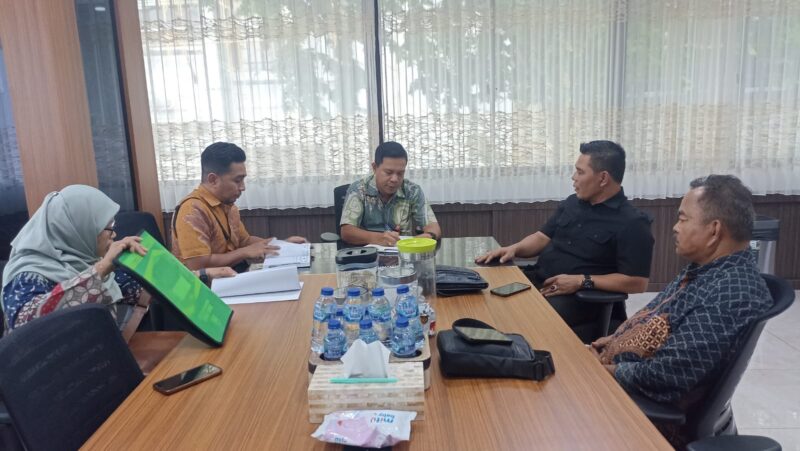 Bupati Aceh Besar H Muharram Idris audiensi dengan Direktur Jaminan Sosial Kementerian Sosial RI dalam rangka klarifikasi atas lokasi rencana Pembangunan Sekolah Rakyat di Aceh Besar didampingi Asisten II Sekdakab Aceh Besar HM Ali S.Sos M.Si dan Plt Kadis Sosial Aceh Besar Aulia Rahman S.STP, M.Si yang berlangsung di Jakarta, Kamis (09/10/2025). Foto: Dok. Pemkab Aceh Besar