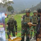 Satgas Yonif 112/DJ kembali gelar jumat berkah di Puncak Jaya. Foto: Dok. Humas Pendam IM