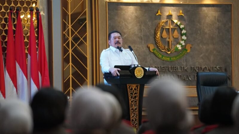 Jaksa Agung ST Burhanuddin saat memberikan Pembekalan kepada peserta Pendidikan dan Pelatihan Pembentukan Jaksa Angkatan LXXXII (82) Gelombang II Tahun 2025 di Badan Pendidikan dan Pelatihan Kejaksaan RI, Jakarta, Senin (13/10/2025). (Foto : NOA.co.id/HO-Puspenkum Kejagung RI).