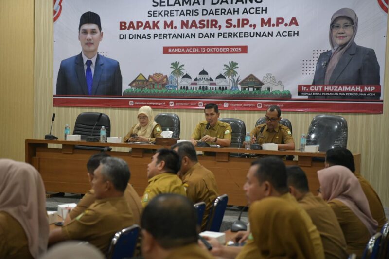 Sekda Aceh, M. Nasir bersama Kadistambun Aceh, Cut Huzaimah memimpin Rapat dengan Pejabat Eselon III dan IV di Jajaran Dinas Pertanian dan Perkebunan Aceh, Senin, (13/10/2025). Foto: Dok. Biro Prokopim Setda Aceh