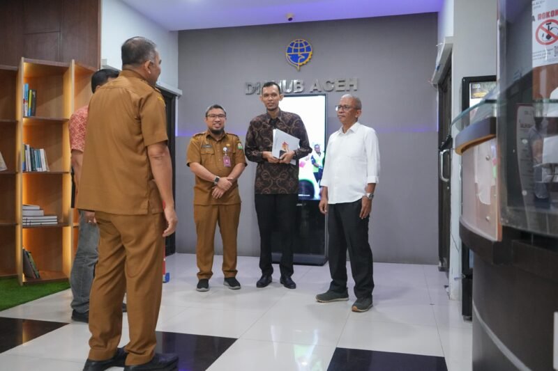 Kepala Dinas Perhubungan Aceh Teuku Faisal saat menerima kunjungan visitasi Tim Penilai Komisi Informasi Aceh (KIA) dalam rangka monitoring dan evaluasi (Monev) Keterbukaan Informasi Publik Tahun 2025 di Aula Multimoda, Selasa, 14 Oktober 2025. Foto: Dok. Dishub Aceh