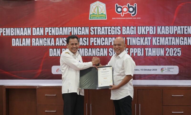 Biro PBJ Setda Aceh Terima Piagam Penghargaan atas Pencapaian Kematangan UKPBJ Level 3 (ProAktif) dari LKPP RI. Foto: Dok. Biro PBJ Setda Aceh