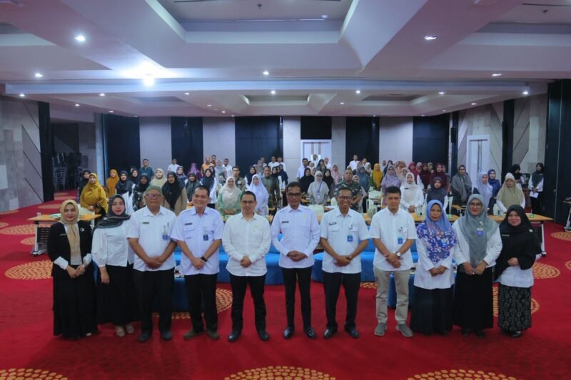 Foto bersama Dinas Perpustakaan dan Kearsipan Aceh (DPKA) menggelar kegiatan Sosialisasi Qanun Penyelenggaraan Perpustakaan Tahun 2025 di Aula DPKA, Lamnyong, Banda Aceh, Rabu (15/10/2025). Foto: Dok. DPKA