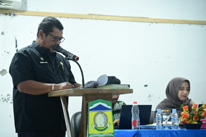 Sekdakab Aceh Besar Bahrul Jamil SSos MSi membuka kegiatan Akuntabilitas Kinerja Instansi Pemerintah (AKIP) tahun 2025 di Aula Wisma Atlet Kota Jantho, Kamis (16/10/2025). Foto: Dok. MC Aceh Besar