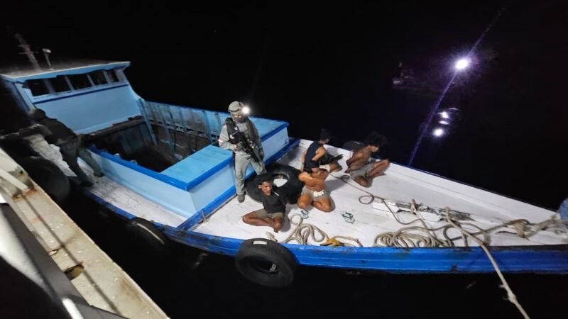 Bakamla RI menggagalkan dugaan aksi perompakan terhadap kapal tugboat (TB) Kingston 818 dan tongkang Asiabay 106 di perairan Kalimantan Timur, Rabu (15/10/2025). (Foto : NOA.co.id/HO-Bakamla RI).