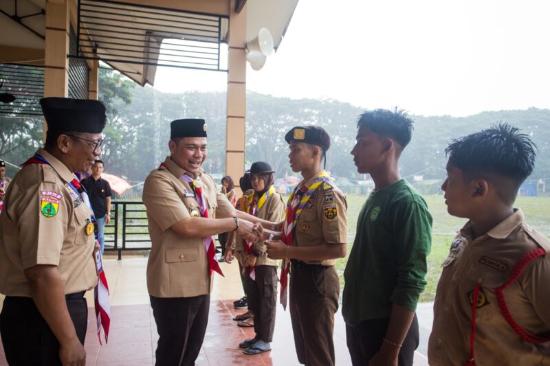Wabup Pidie Alzaizi Umae saat bersalaman dengan para pramuka di Scor Cam, Sabtu (18/10/2025). (Foto.Prokopim.NOA.co.id)