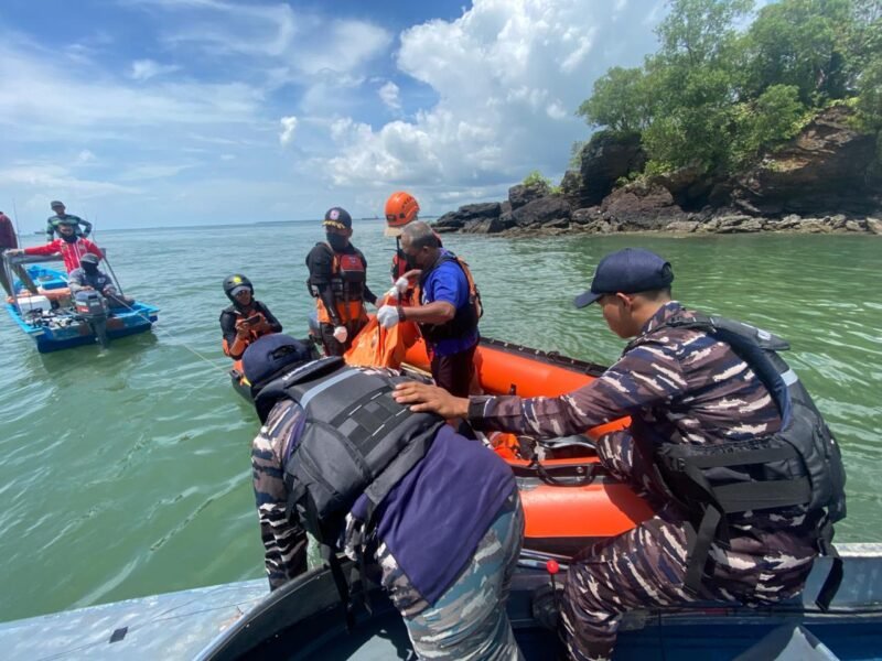 Korban tenggelam di Perairan Pantai Melawai Berhasil ditemukan, Minggu (19/10/2025). (Foto : NOA.co.id/HO-Dispenal).