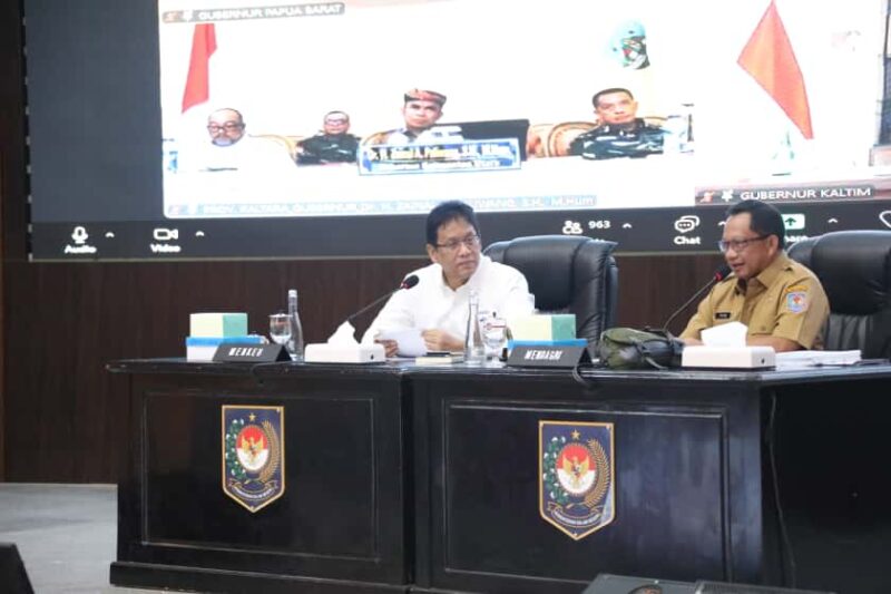Rapat Koordinasi Pengendalian Inflasi Tahun 2025 yang dirangkaikan dengan Pengarahan Menteri Keuangan terkait percepatan realisasi belanja untuk pertumbuhan ekonomi secara hybrid dari Gedung Sasana Bhakti Praja (SBP) Kantor Pusat Kemendagri, Jakarta, Senin (20/10/2025). (Foto : HO-Puspen Kemendagri).