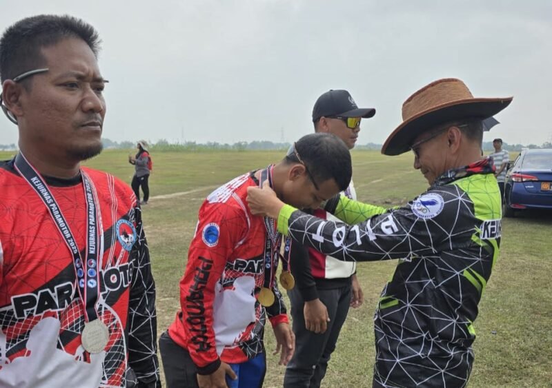 Kontingen Paramotor Aceh berhasil ditetapkan sebagai Juara Umum pada Kejurnas Paramotor tahun 2025, Banten, Senin (20/10/2025). (Foto : NOA.co.id/HO-Kontingen Paramotor Aceh).