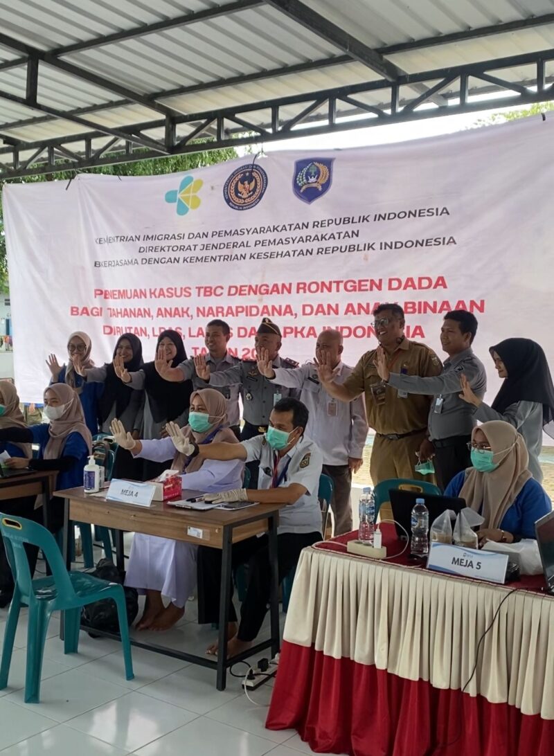 
Rutan Banda Aceh Gandeng Dinkes Kota Aceh Gelar Skrining Kasus TBC Melalui Pemeriksaan Rontgen Dada Bagi Warga Binaan. Foto: Dok. Rumah Tahanan Negara (Rutan) Kelas IIB Banda Aceh.