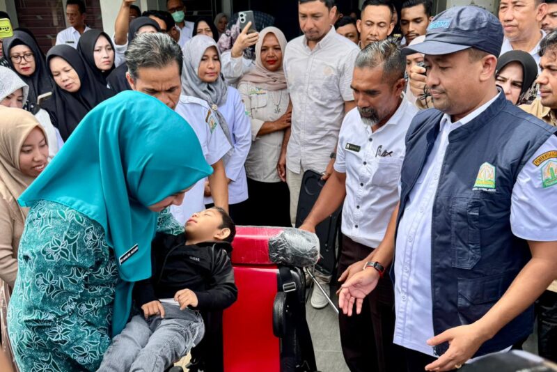 Ny. Marlina Muzakir Serahkan Kursi Roda untuk Anak Disabilitas Aceh. Foto: Dok. Dinsos Aceh