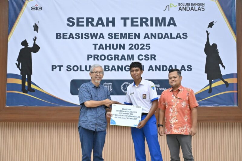 General Manager SBA, Bapak R. Adi Santosa didampingi GA & Comrel Manager SBA, Tafaul Rijal menyerahkan beasiswa Semen Andalas 2025 secara simbolis kepada perwakilan siswa SMA di Andalas Hall, 21 Oktober 2025. Foto: Dok. PT. SBA