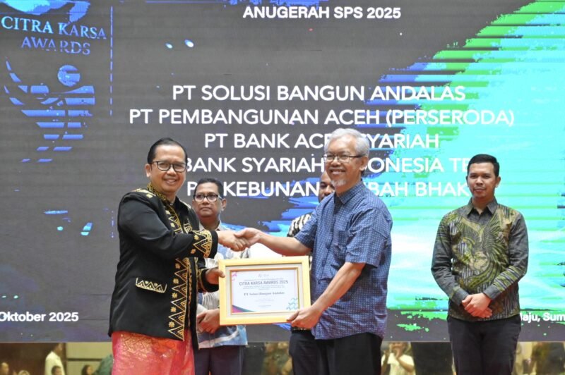 PT Solusi Bangun Andalas juga meraih Citra Karsa Award 2025 dari SPS Indonesia sebagai bentuk apresiasi untuk korporasi dengan inisiatif yang mendukung kemajuan ekosistem media massa - khususnya media lokal. Penghargaan diserahkan oleh H. Syamsudin H Sutarto, Wakil Ketua Umum Bidang Organisasi & Hukum SPS Indonesia dan diterima oleh General Manager PT Solusi Bangun Andalas, R. Adi Santosa di Aceh pada 20 Oktober 2025. Foto: Dok. PT. SBA