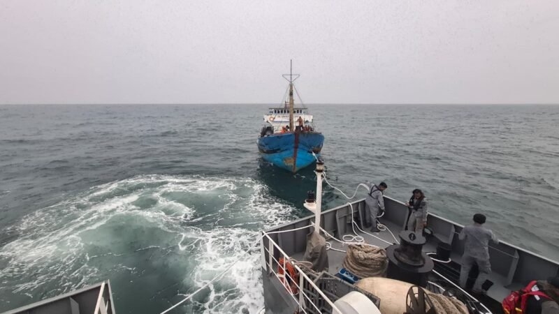 Bakamla RI Selamatkan KM Semangat Nelayan yang mengalami mati mesin dan terendam air akibat cuaca buruk di perairan Selat Malaka, Rabu (22/10/2025). (Foto : NOA.co.id/HO-Bakamla RI).