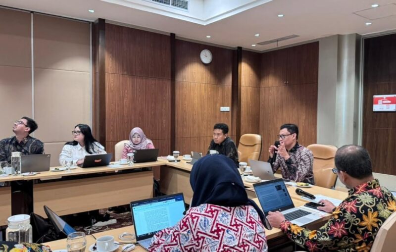 Rapat koordinasi membahas urgensi revisi PP 71/2019 untuk menyesuaikan kebijakan nasional dengan dinamika perkembangan teknologi informasi dan komunikasi, Jakarta, Rabu (22/10/2025). (Foto : NOA.co.id/HO-Kemenko Polkam RI).