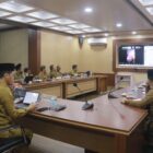 Pemerintah Kabupaten Aceh Barat saat menggelar rapat koordinasi bersama Bupati dan Wakil Bupati Aceh Barat yang dilaksanakan secara daring dari Ruang Teuku Umar Kantor Bupati, Senin (27/10/2025). Foto: Dok. Diskominsa Aceh Barat