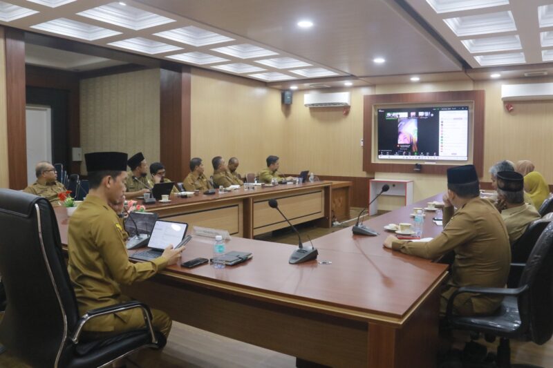 Pemerintah Kabupaten Aceh Barat saat menggelar rapat koordinasi bersama Bupati dan Wakil Bupati Aceh Barat yang dilaksanakan secara daring dari Ruang Teuku Umar Kantor Bupati, Senin (27/10/2025). Foto: Dok. Diskominsa Aceh Barat