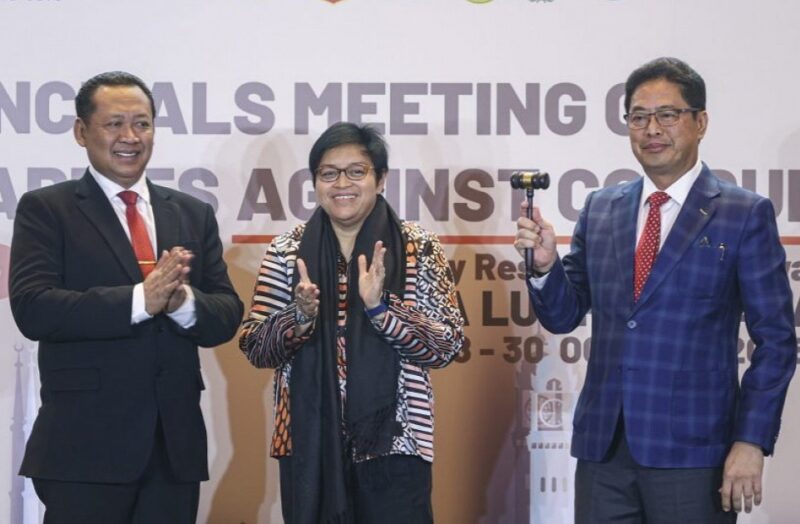 KPK RI saat menyerahkan keketuaan ASEAN-PAC kepada MACC pada acara 21st ASEAN-PAC Principals Meeting, Kuala Lumpur, Malaysia, Selasa (28/10/2025). (Foto : NOA.co.id/HO-KPK RI).