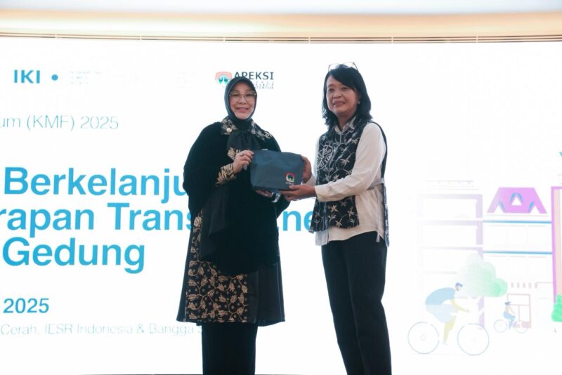 Wali Kota Banda Aceh yang juga menjabat sebagai Wakil Ketua Bidang Lingkungan dan Perubahan Iklim APEKSI saat menyerahkan souvenir cenderamata kepada Wamen PUPR Ir. Diana Kusumastuti. Foto: Dok. Dismominfotik Banda Aceh